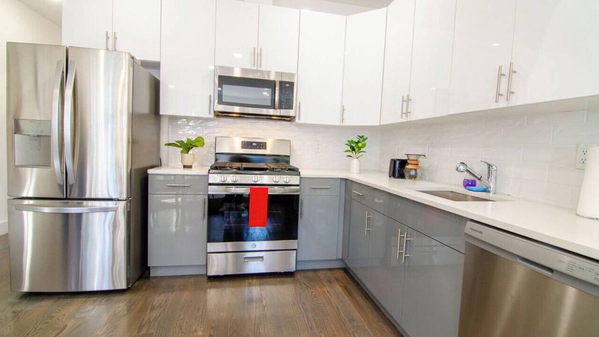 Communipaw Apartment | Charming 2 bedroom apartment with WiFi AC in terrific Jersey City