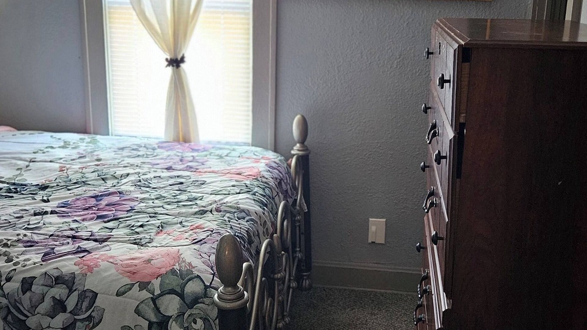 Kansas City House | Charming 2-bedroom bungalow house in brilliant Kansas City KS with AC, WiFi