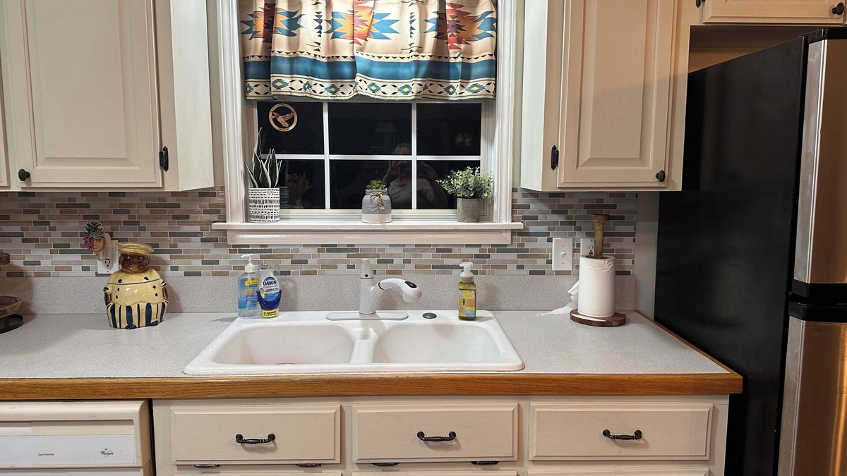 Lake Charles House | Charming 2-bedroom house on a large pound with WiFi, AC in lovely Lake Charles
