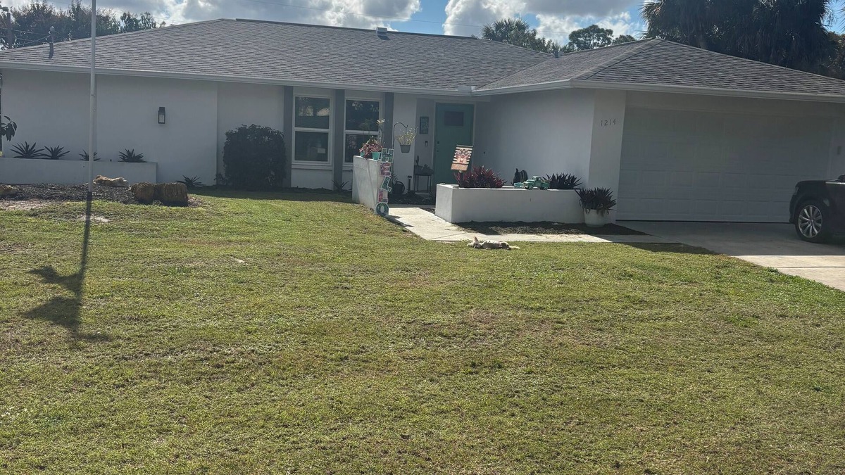 Joel House | Charming 2-bedroom pool home with AC, WiFi in Lehigh Acres