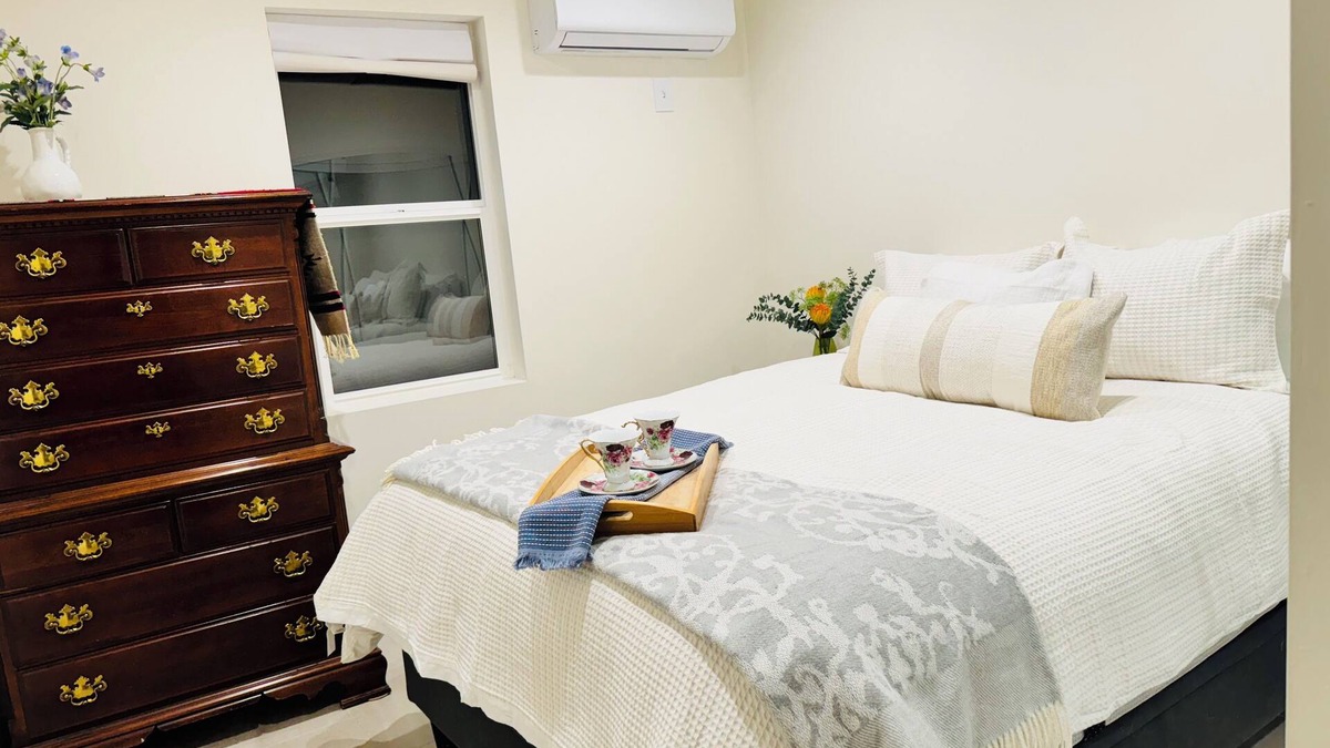 Granada Hills South House | Charming 2-bedroom house in Granada Hill- Los Angeles