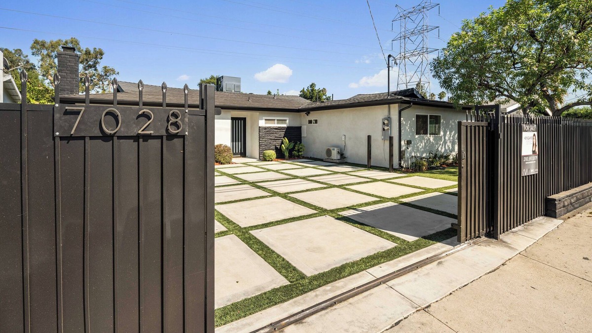 Reseda House | Charming 2-bedroom house with WiFi, AC in brilliant Los Angeles