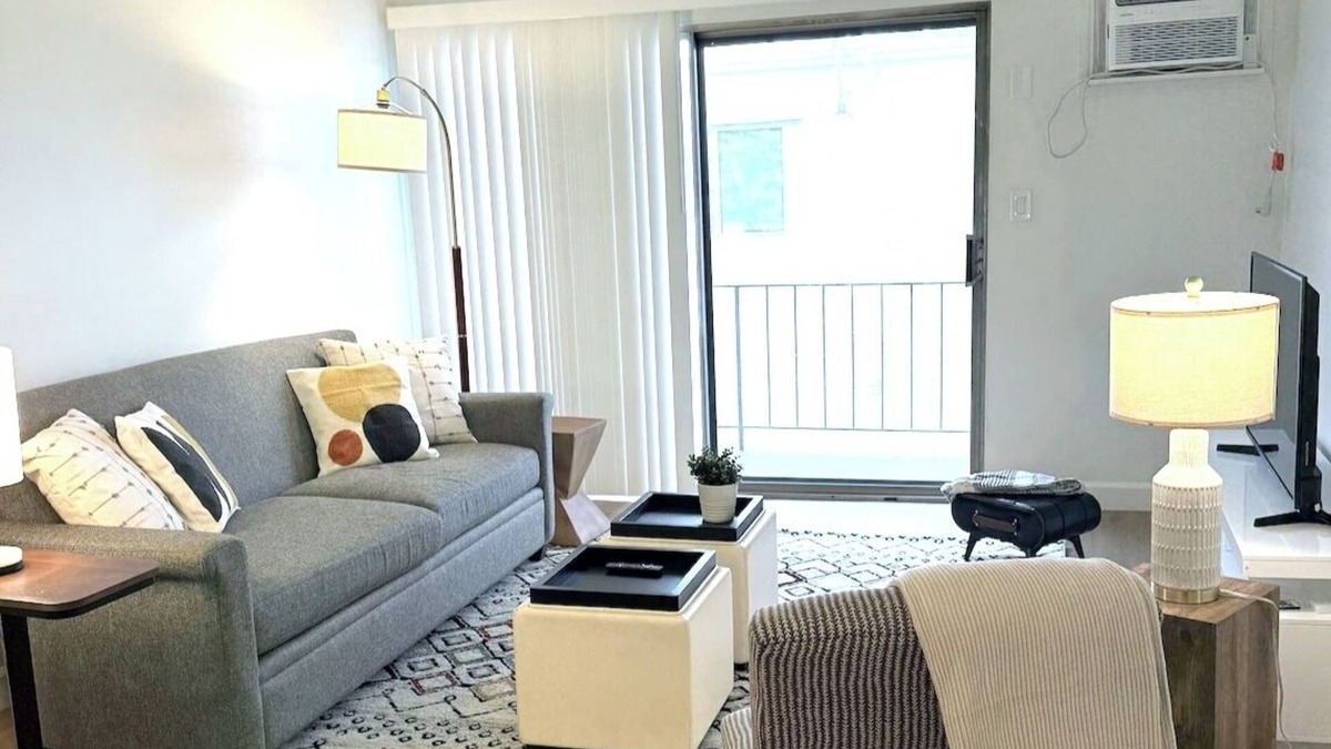 East Hollywood Apartment | Charming 2-bedroom apartment with WiFi, AC in lovely Los Angeles
