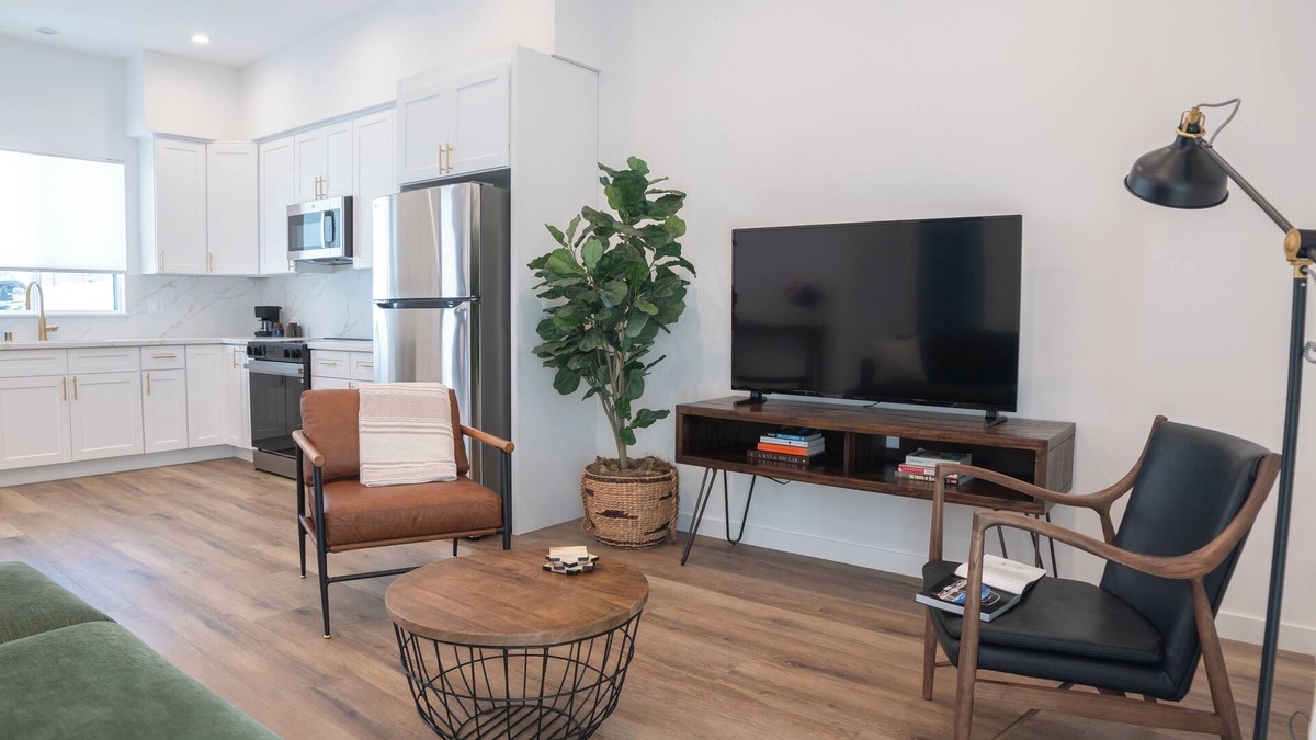 North Hollywood House | Charming 2-bedroom house in delightful Los Angeles with parking and laundry