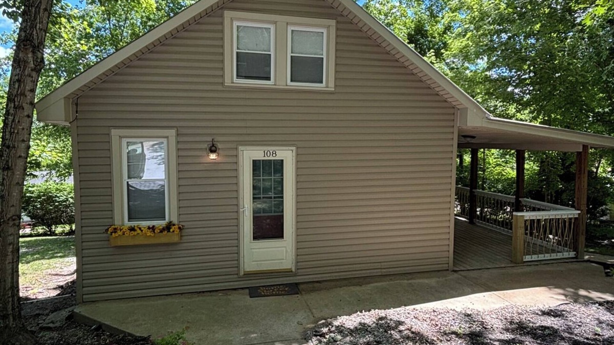 Mammoth Cave House | Charming 2-bedroom cabin on Nolin Lake with WiFi, AC, fire pit