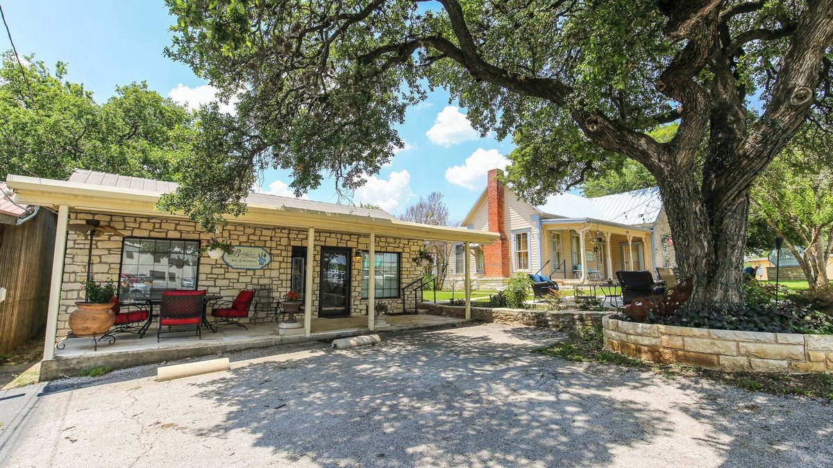 Marble Falls Cottage | Charming 2-bedroom cottage with AC, WiFi in Marble Falls