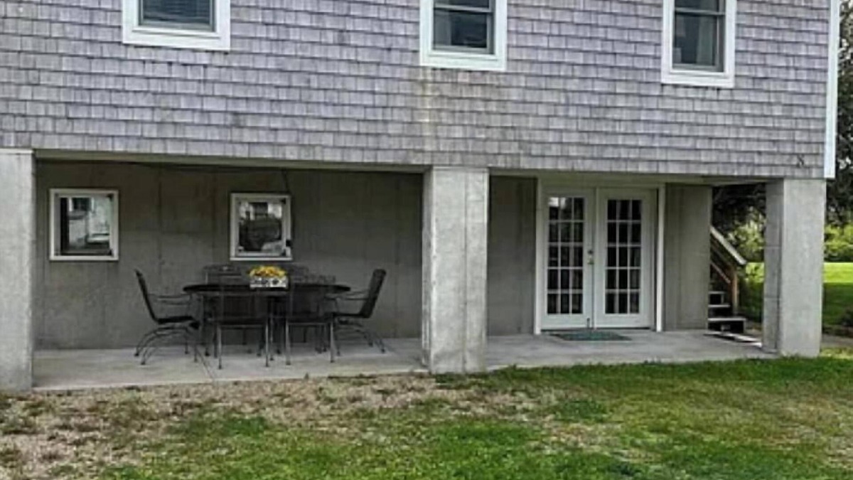 Mattapoisett House | Charming 2-bedroom house in Mattapoisett 2 minute walk to the beach, WiFi, AC