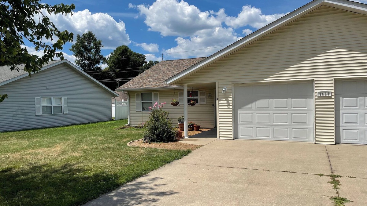 Murphysboro House | Charming 2-bedroom Condo with large driveway in Murphysboro sleeps up to 8