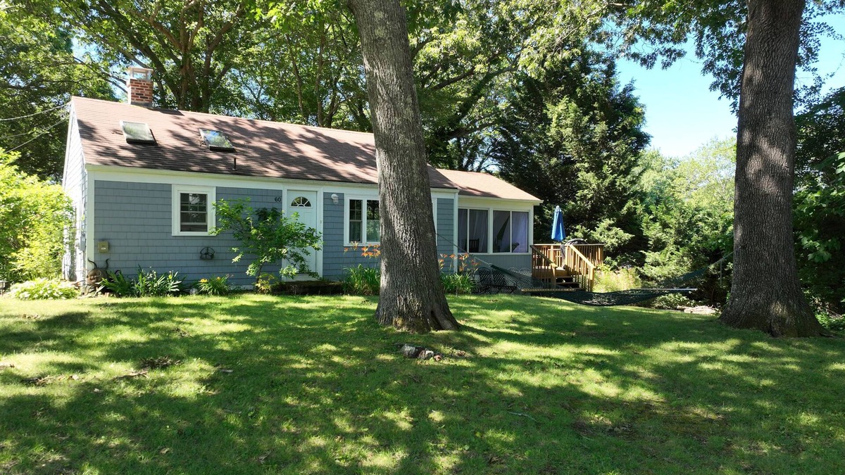 Saunderstown House | "Charming 2-Bedroom Home in Narragansett with Private Beach Access and WiFi"