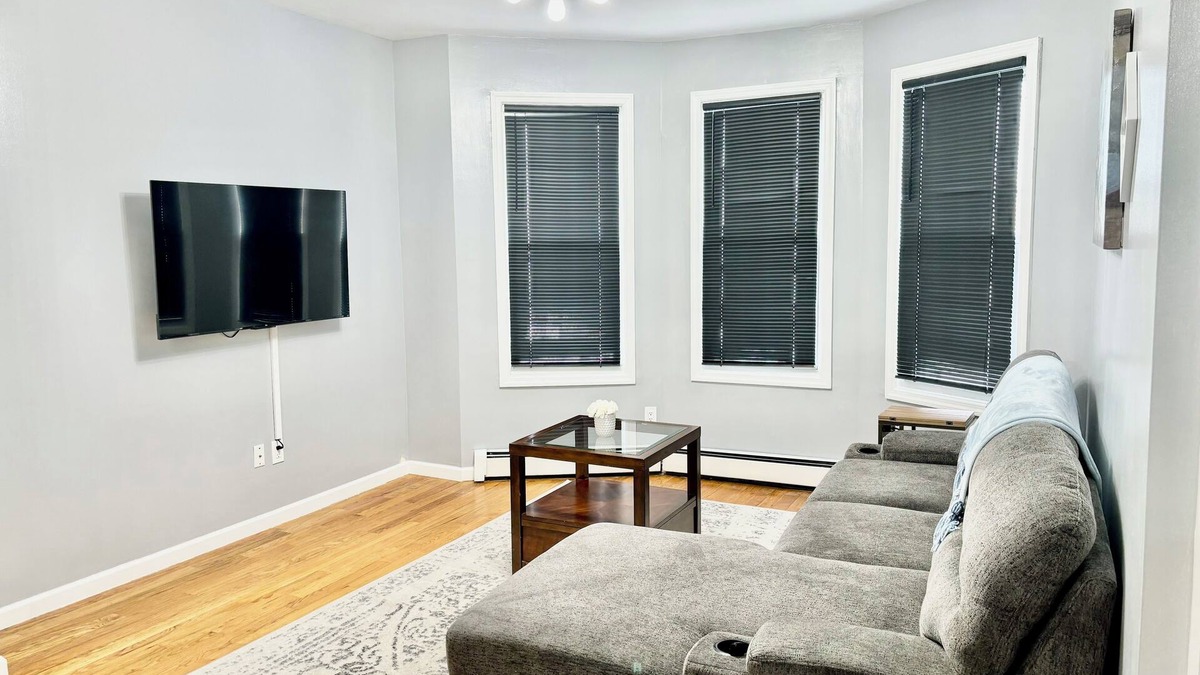 North Bergen Apartment | Charming 2-bedroom apartment in cool North Bergen with WiFi, AC