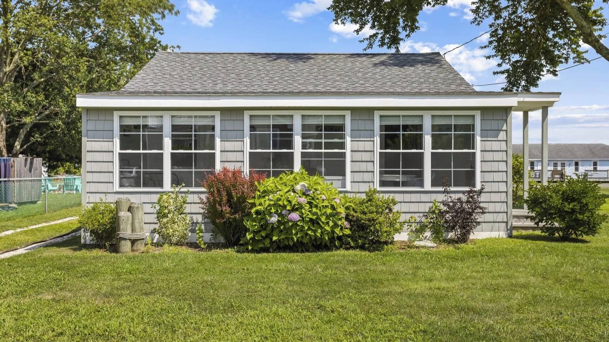 Saybrook Manor House | Charming 2-bedroom cottage short walk to beach located at Chalker Beach,