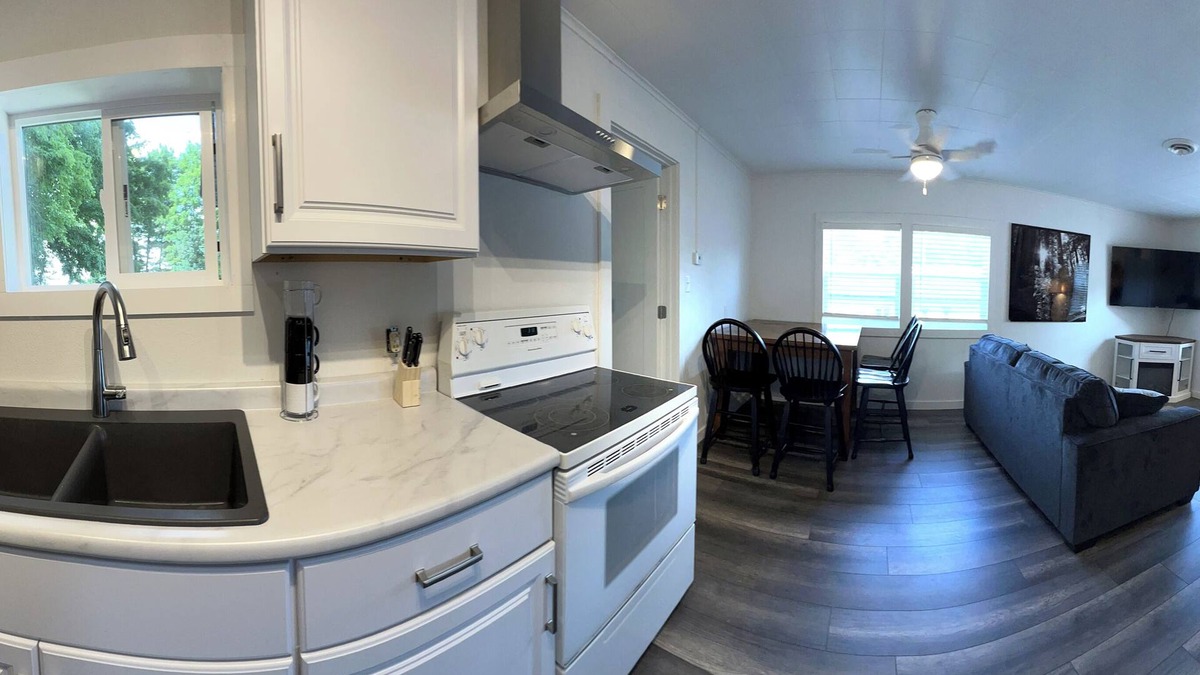 Pelican Lake Cottage | Charming 2-bedroom cottage with WiFi and AC in brilliant Pelican Lake