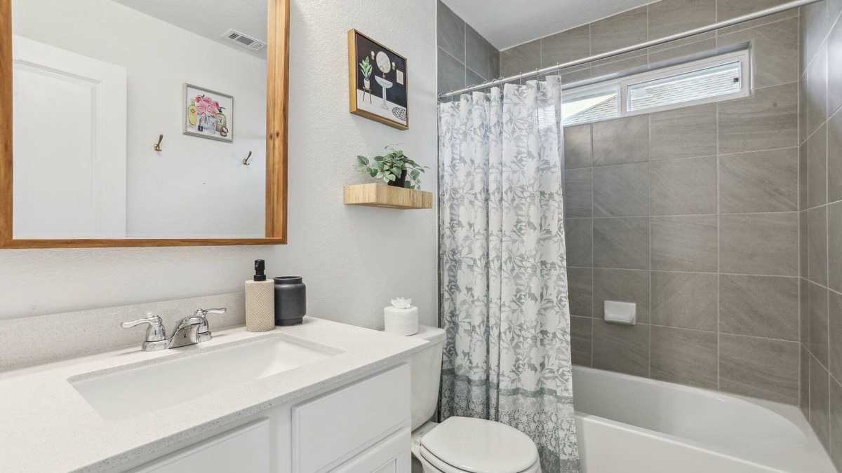 Pflugerville House | Charming 2 Bedroom - Walking distance to Lake Pflugerville. Serene Views
