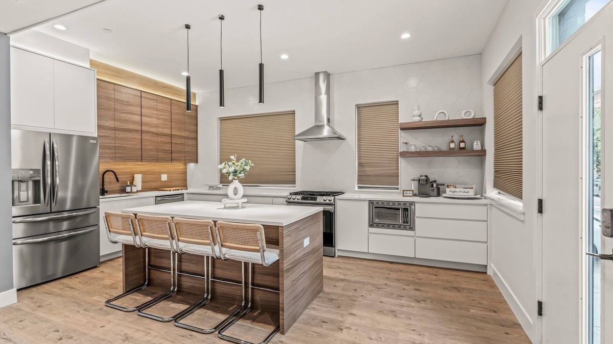 Poplar Condo | Charming 2-bedroom condo in delightful Philadelphia with WiFi, AC
