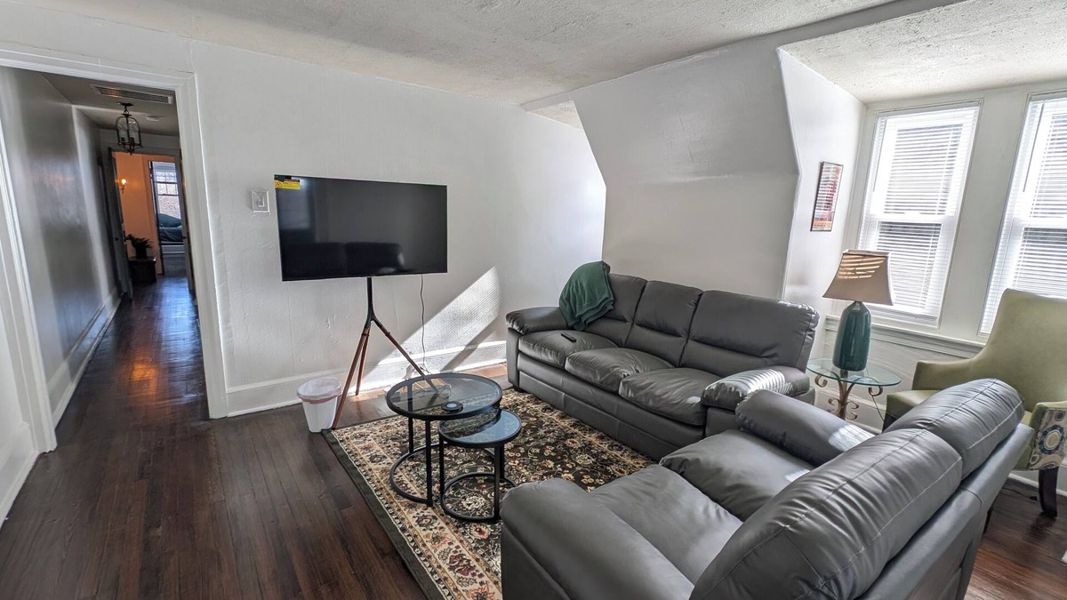 Germantown Apartment | Charming 2-bedroom apartment w/WiFi, AC in phenomenal Germantown, Philadelphia