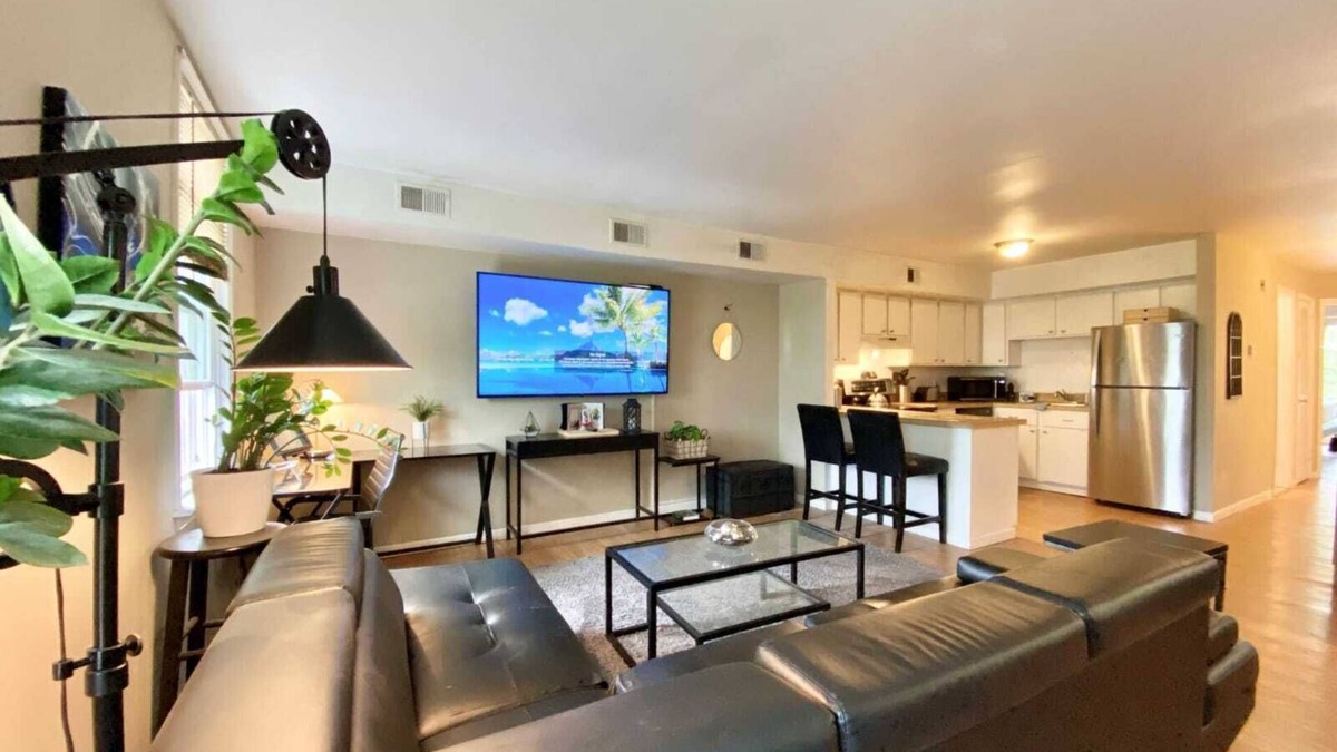 Ridley Park House | Charming 2-bedroom townhome with AC, Ridley Park near Boeing, Train, Philly