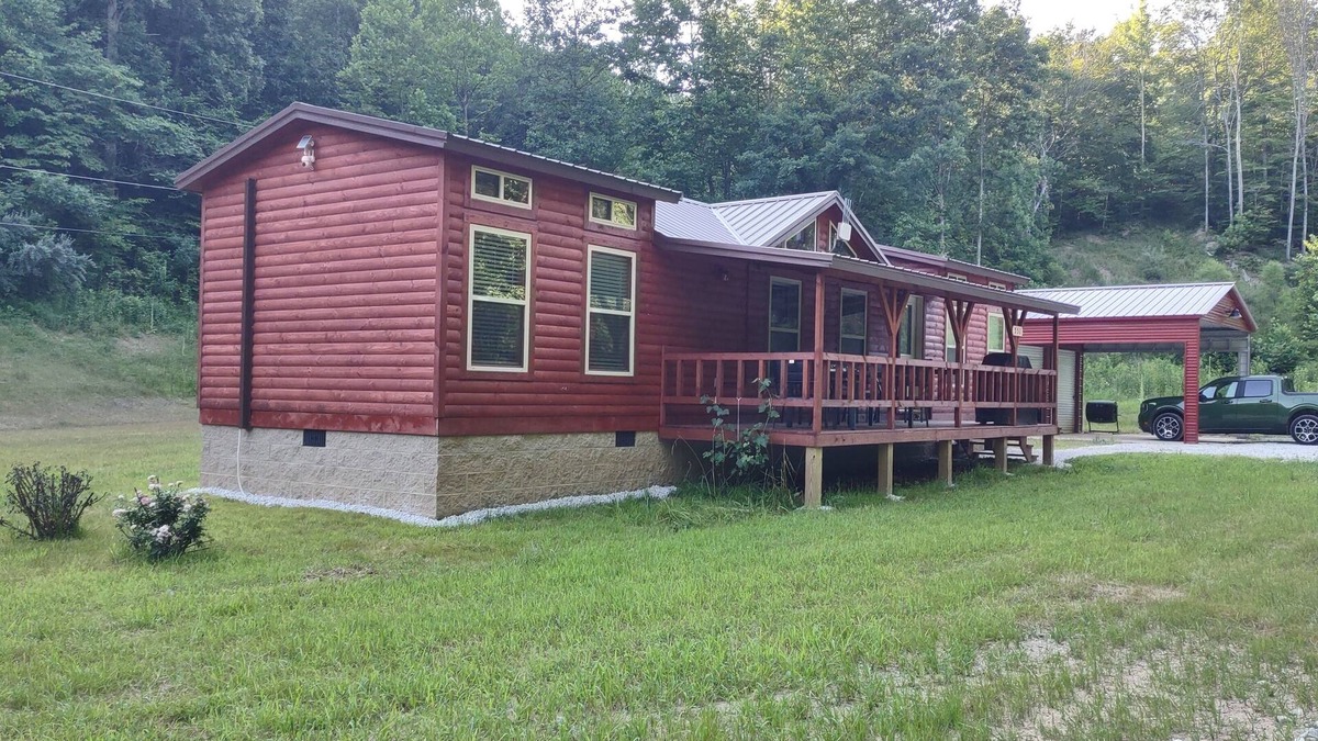 Salyersville Cabin | Charming 2-bedroom cabin + loft in fabulous Salyersville with AC and WiFi