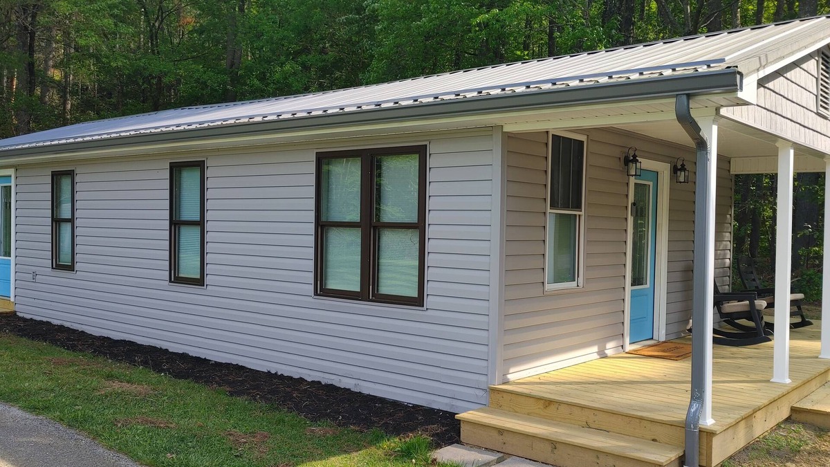 Johnson County House | Charming 2-bedroom house with WiFi, AC in wonderful Shady Valley