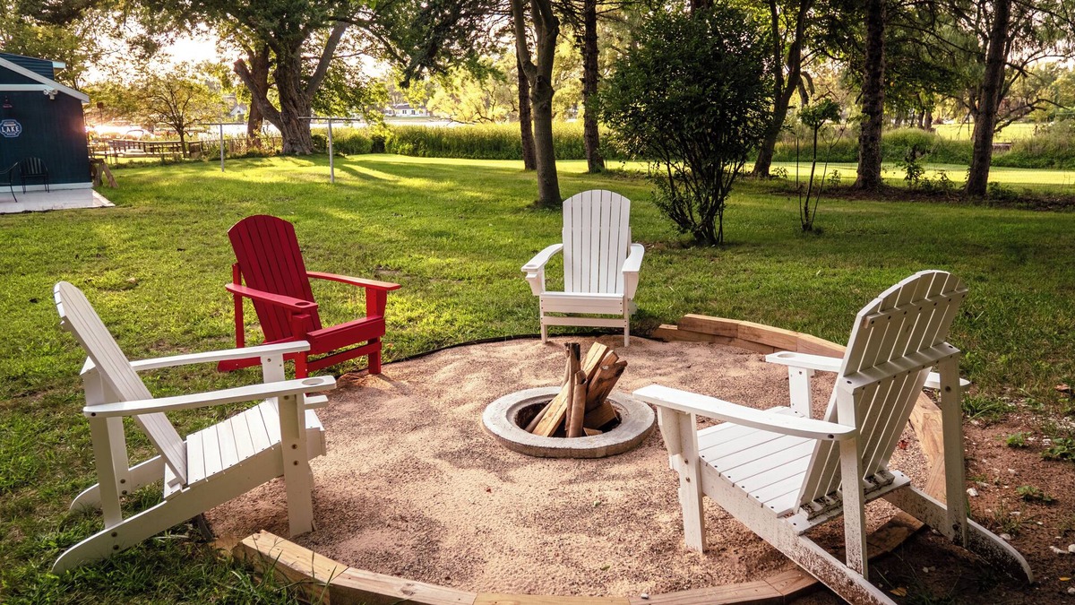 Ferrysburg Cottage | Charming 2-bedroom cottage with WiFi, AC in Spring Lake