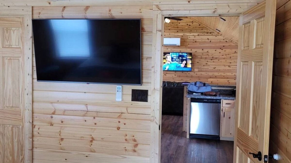 Bluff Dale Cabin | Charming 2-bedroom cabin with Wi-Fi, AC in amazing Morgan Mills, Texas