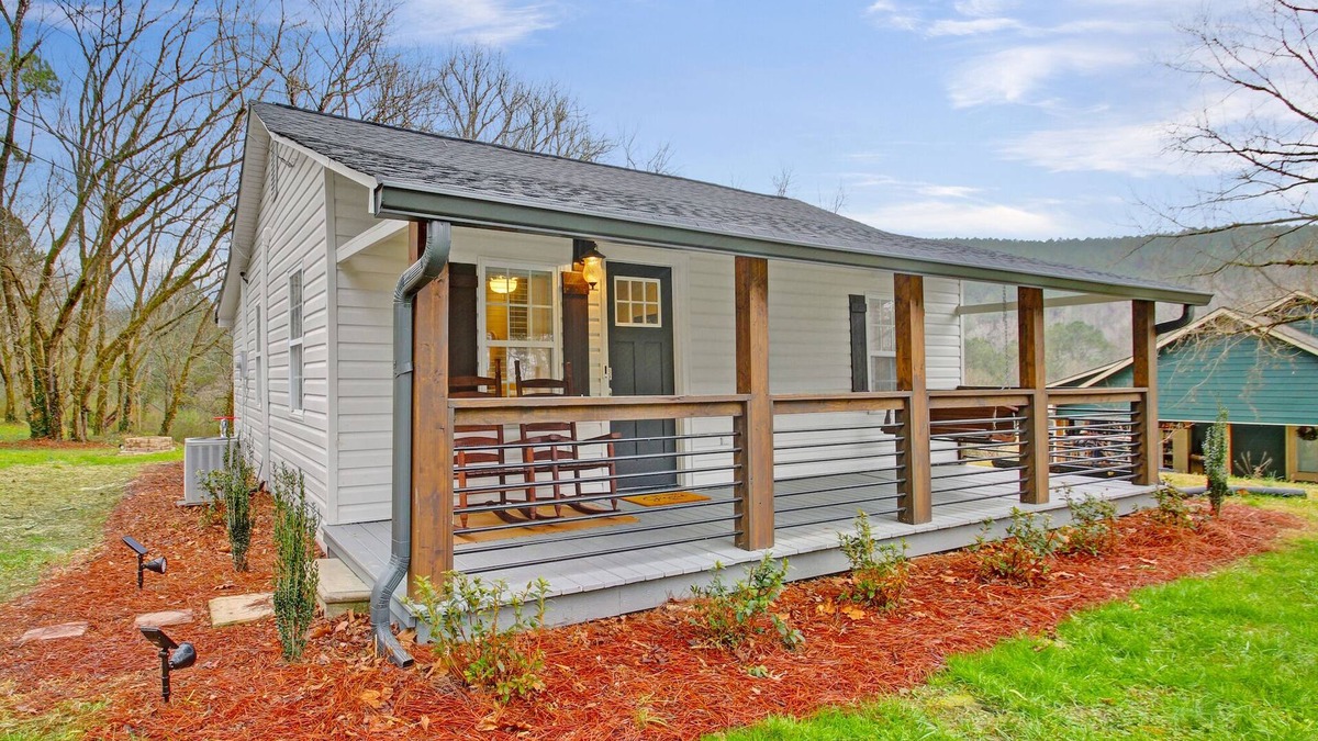 Talking Rock Cottage | Charming 2-bedroom cottage in fantastic Talking Rock with Hot Tub, Fireplace