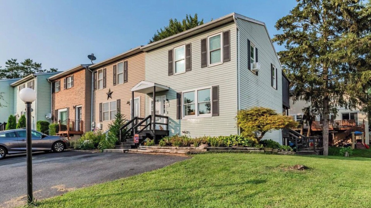 Valley Green House | Charming 2-bedroom townhome in Valley Green with WiFi