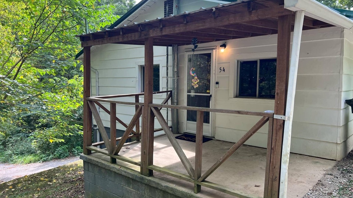 Williamsburg House | Charming 2 Bedroom- Sleeps 6- Close to University, Waterfall, Casino, Waterpark