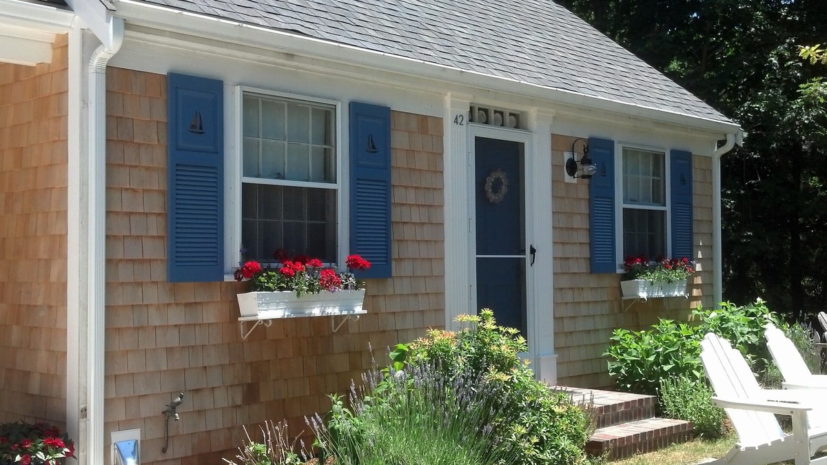 Yarmouth Port House | Charming 2 Bedroom Cottage in Historic Yarmouth Port