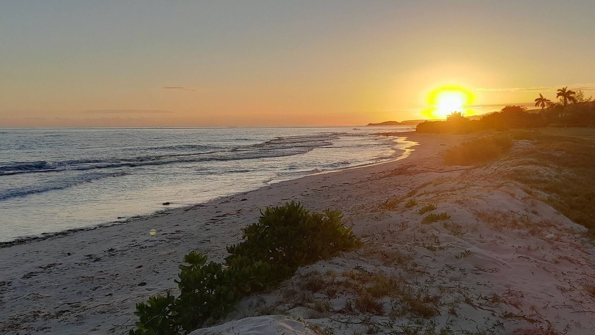 Silver Sands Villa | Charming 2-bedroom villa in amazing Duncan Bay. Quick walk to the beach.