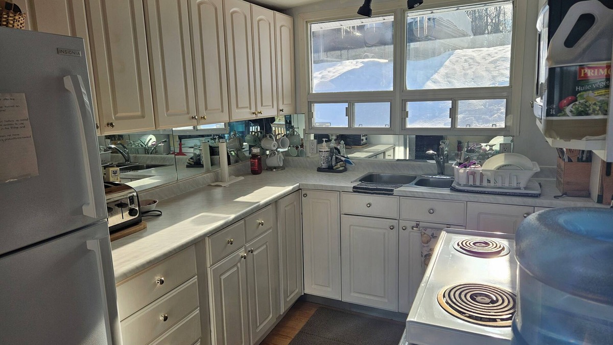 Campbellford Cottage | Charming 2-bedroom waterfront cottage with WiFi, AC, solarium, in campbellford