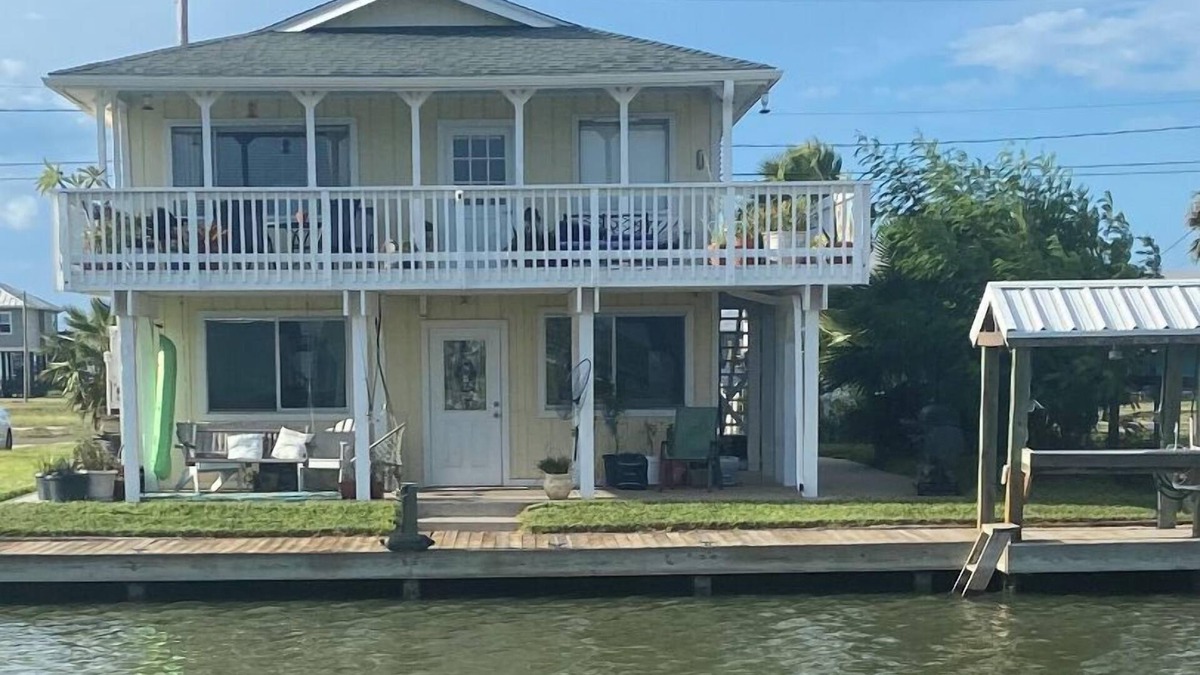 Rockport House | Charming 2-bedroom waterfront house with dock, AC, and WiFi in Rockport Texas
