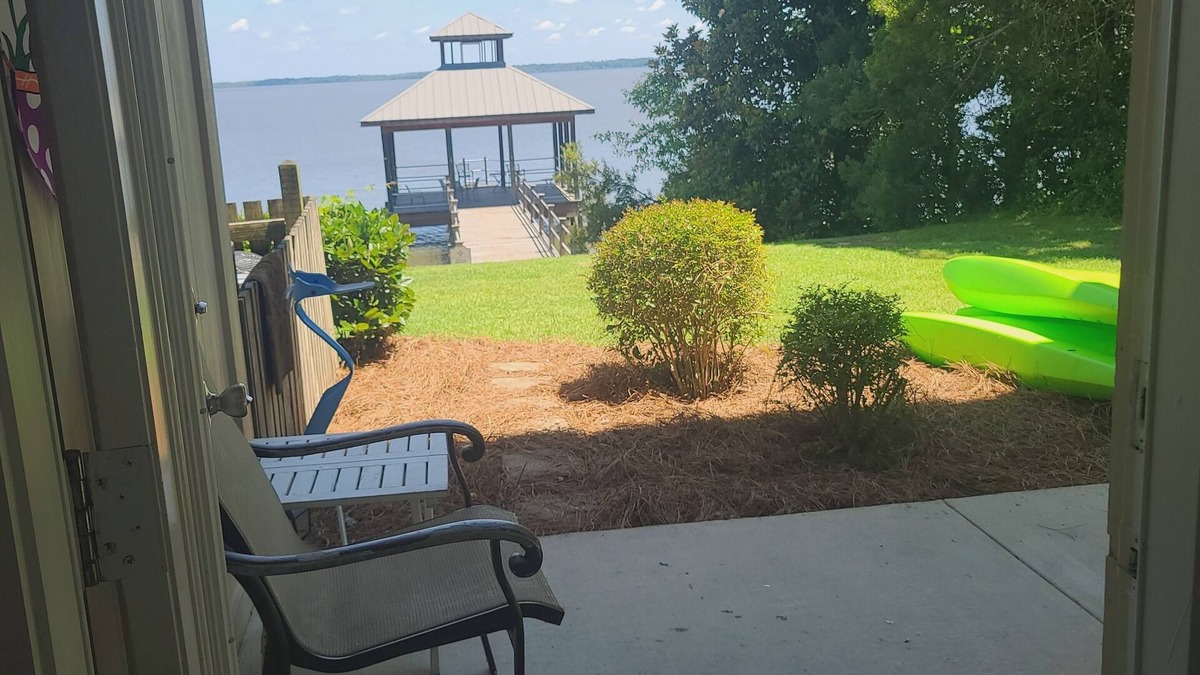 Summerton Condo | Charming 2 Bedroom Waterfront Lake Marion Condo