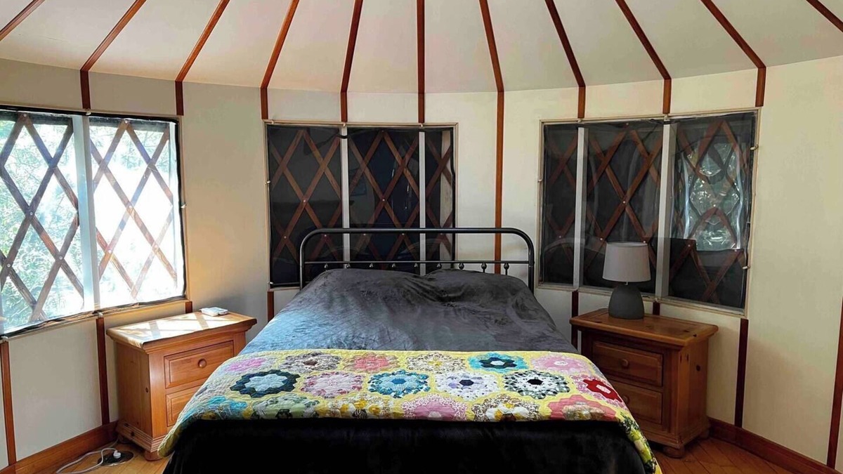 Benzonia House | Charming 2-bedroom Yurt with AC, WiFi in serene Benzonia