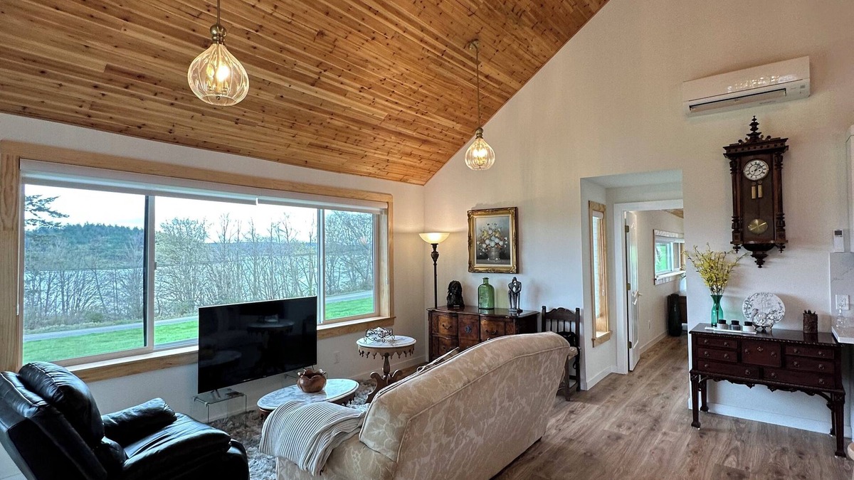 Oak Harbor House | Charming 2 beds and 2 baths beach house adjoining to deception pass park