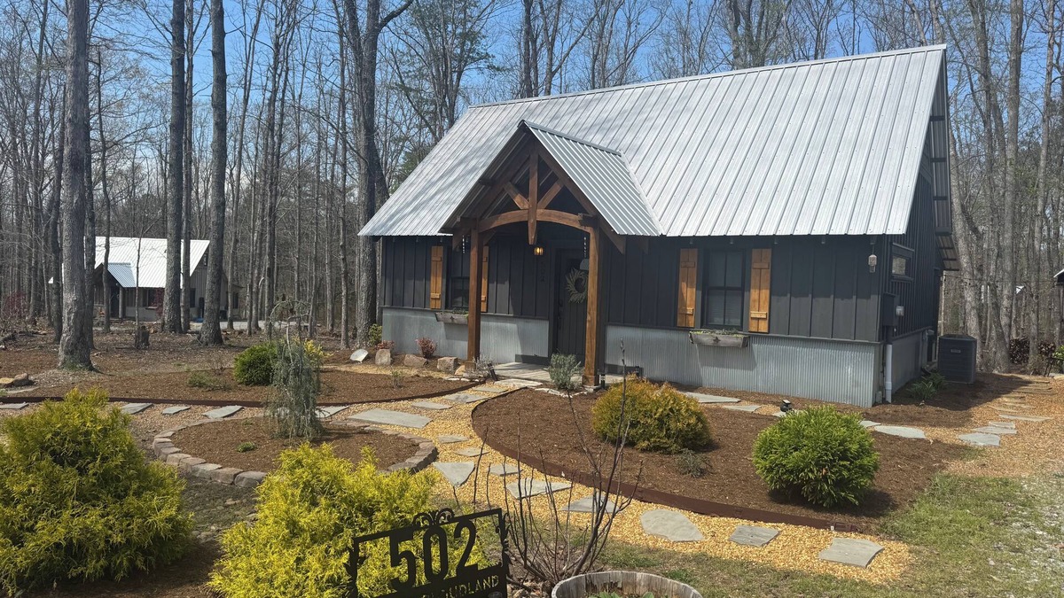 Rising Fawn House | Charming 2-BR 1BA with private hot tub near McLemore, Cloudland Canyon State Pk.