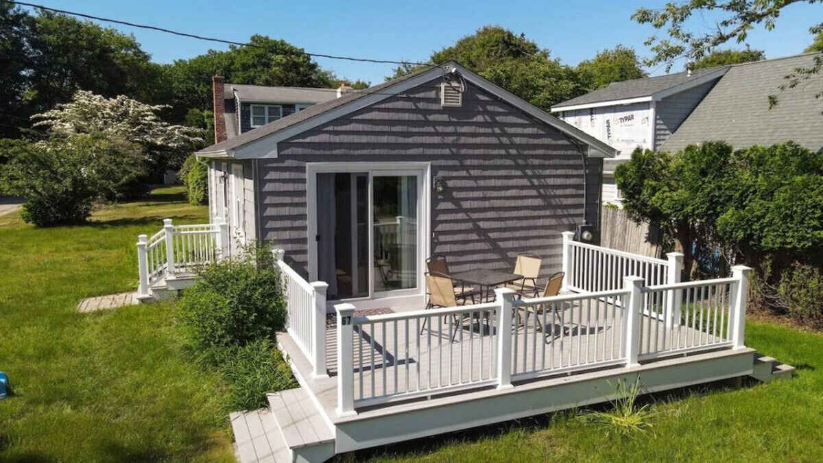 Green Hill House | Charming 2 BR Green Hill Beach Cottage