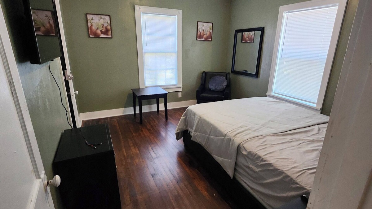 Caddo Heights-South Highlands House | Charming 2 BR retreat in Shreveport, minutes from Casinos, airport & attractions