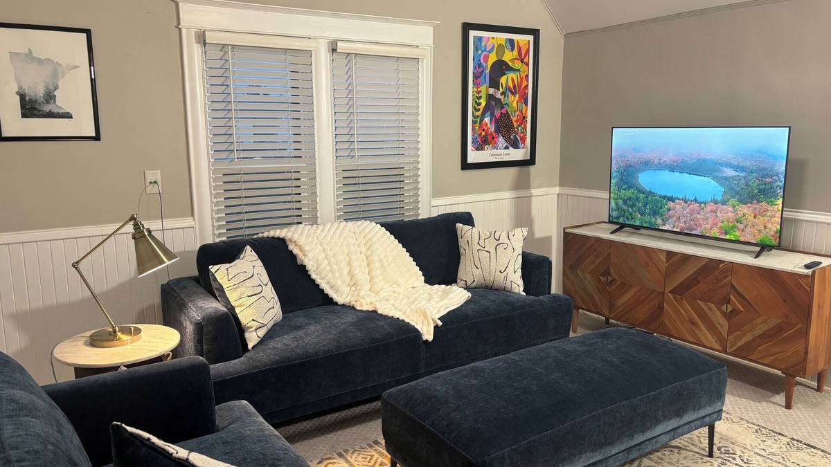 Bottineau House | Charming 2 BR Top Floor Retreat in NE Mpls Arts District!