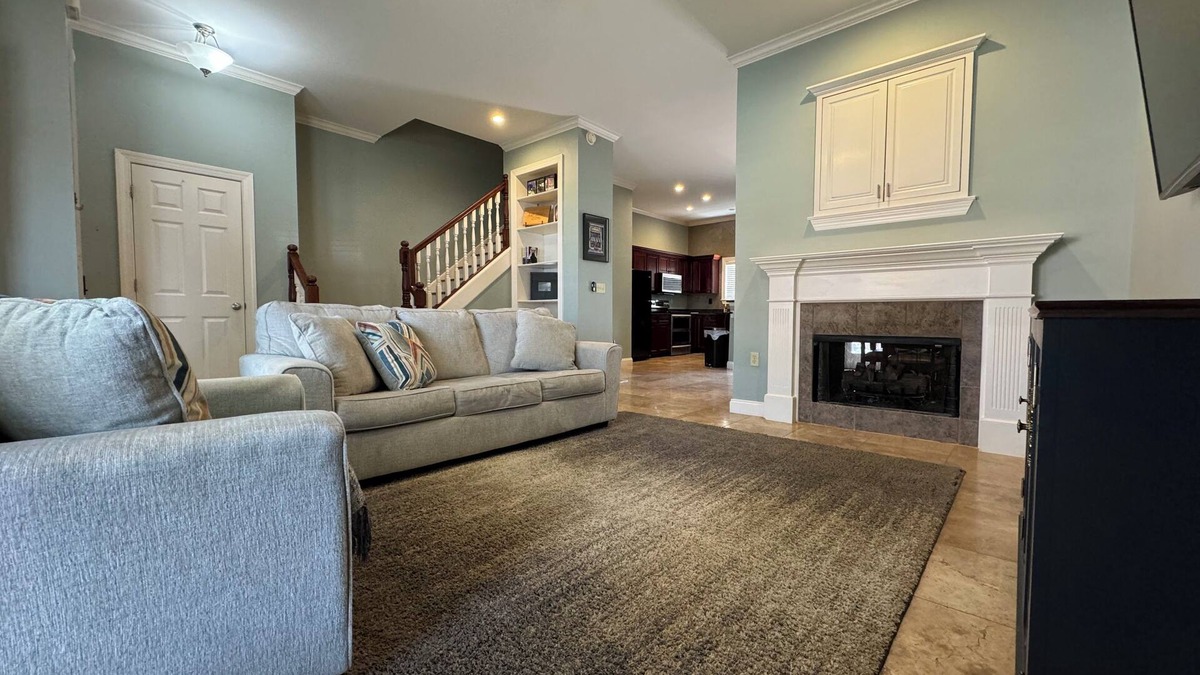 Memphis House | Charming 2 brd townhome with private 2 car garage in marvelous downtown Memphis