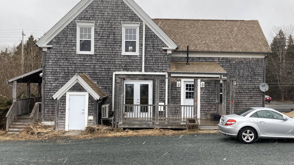 Musquodoboit Harbour House | Charming 2-bedroom Cape Cod style Inn in Musquodoboit Harbour with WiFi, AC