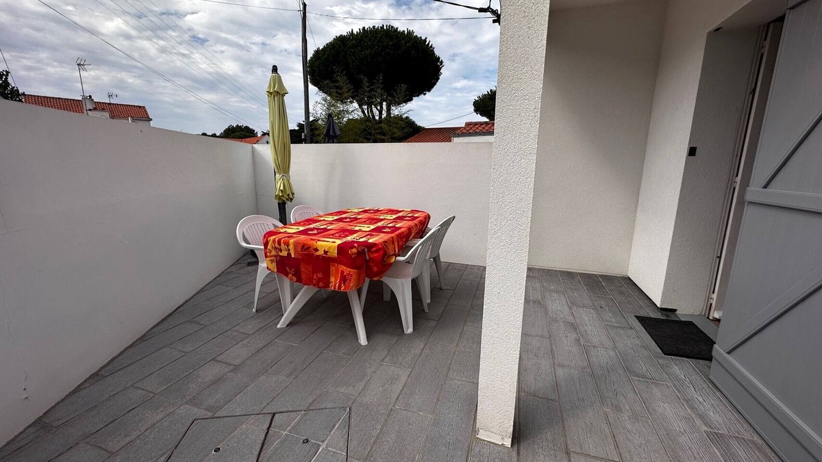 Notre-Dame-de-Monts House | Charming 2-BR House Near Forest with Terrace – 5 Guests, Parking, and Fully Equipped Kitchen