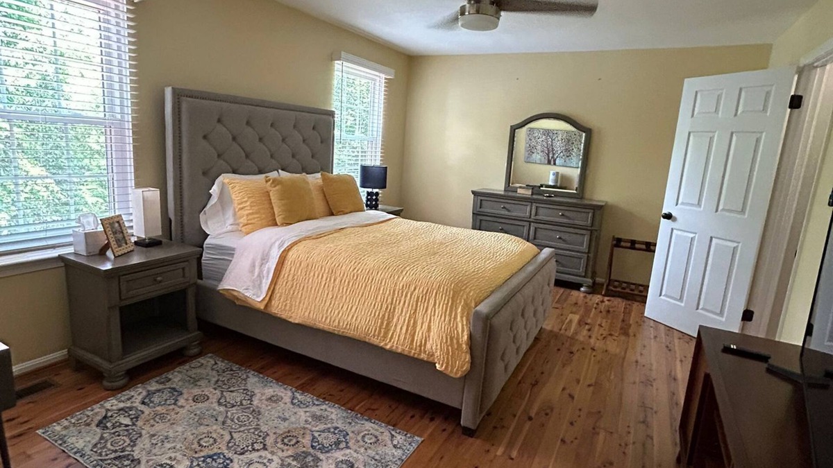 Lake Ridge House | Charming 2 levels guest unit in a house in amazing lake ridge area.