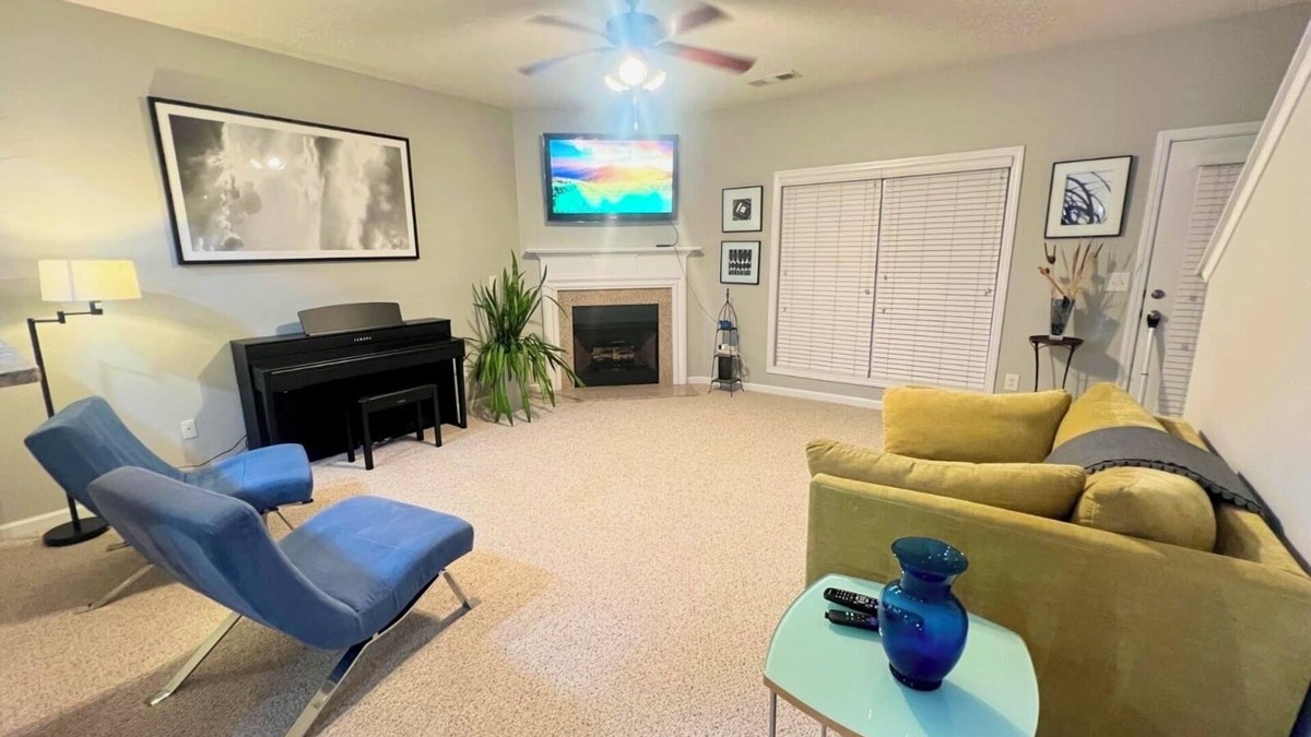 Town Center House | Charming 2-Master Bedroom Townhome with Piano & Free Parking, 5mins to Downtown!
