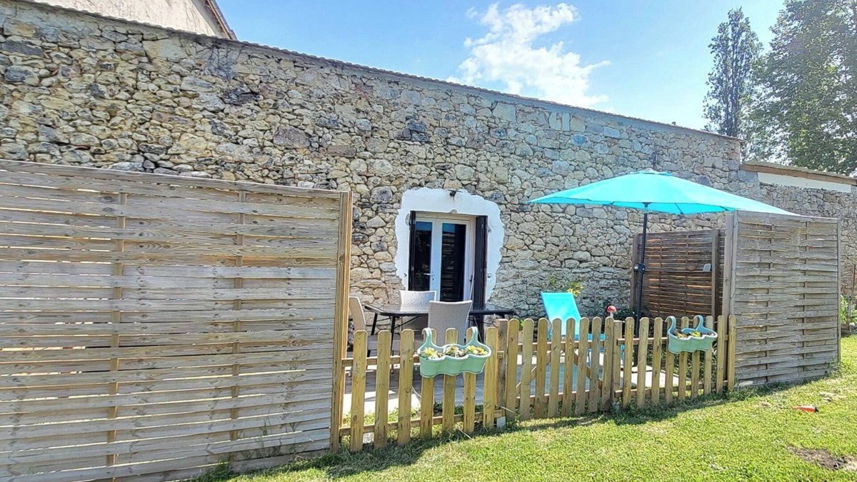 Mazeres Apartment | Charming 2-person studio. Access to swimming pool, pets allowed under certain conditions.
