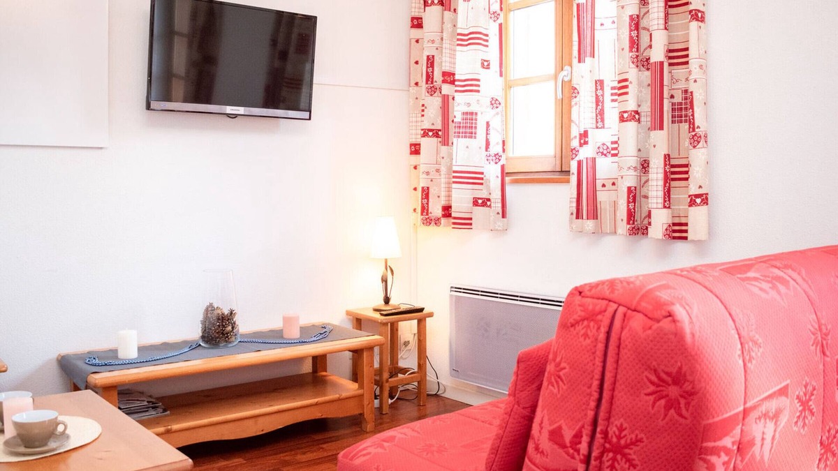 Vignec Apartment | Charming 2-Room Apartment for 6 with Balconies and Seasonal Pool Access in Vignec