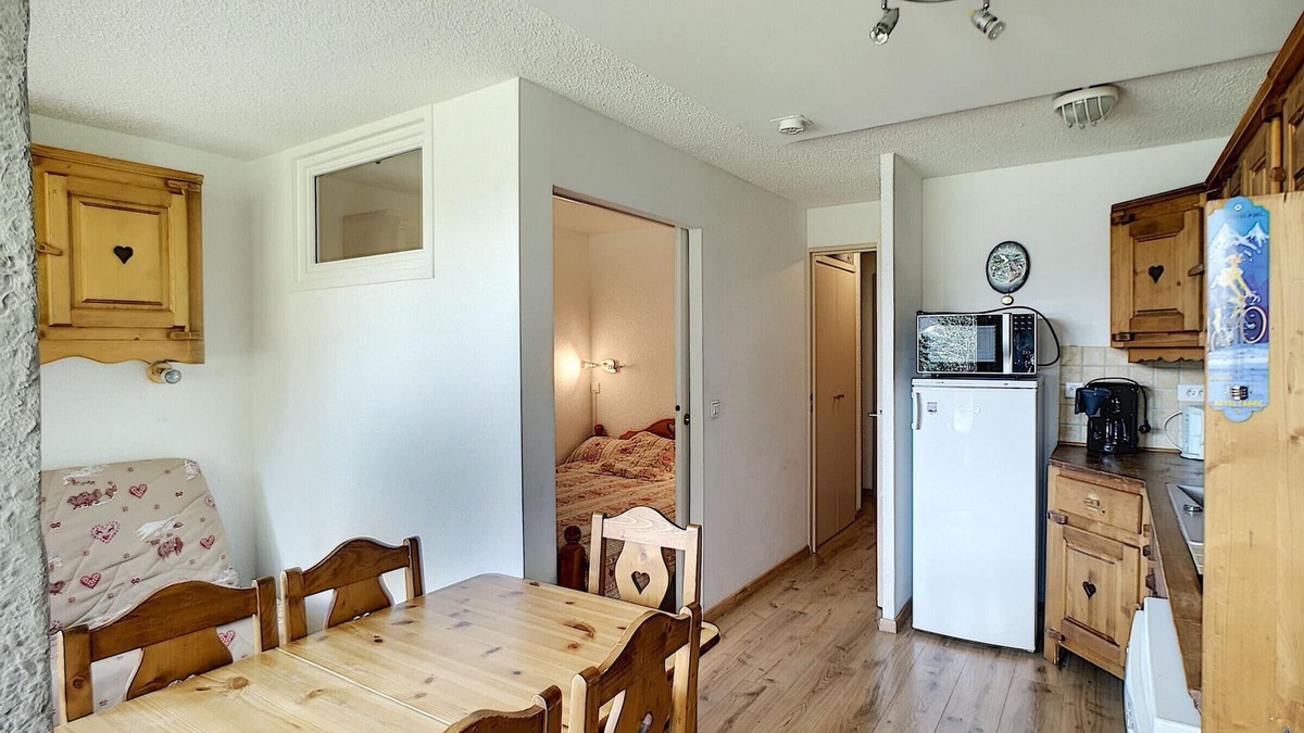 Reberty Apartment | Charming 2-Room Cabin for 6, Ski-in/Ski-out, South-Facing Balcony, Beautiful Views, Parking Included