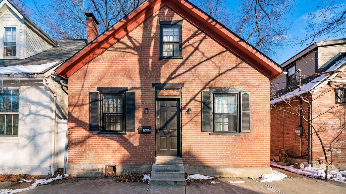 German Village Apartment | Charming 2-story on Historic City Park Ave in German Village. Pet-friendly sleeps 5.