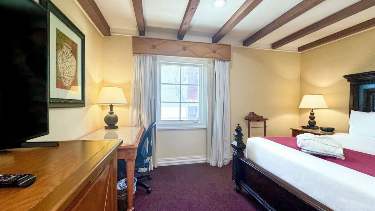 Western Division Hotel | Charming 2-Unit Escape w/Views, Dining & Heritage in Central Laredo
