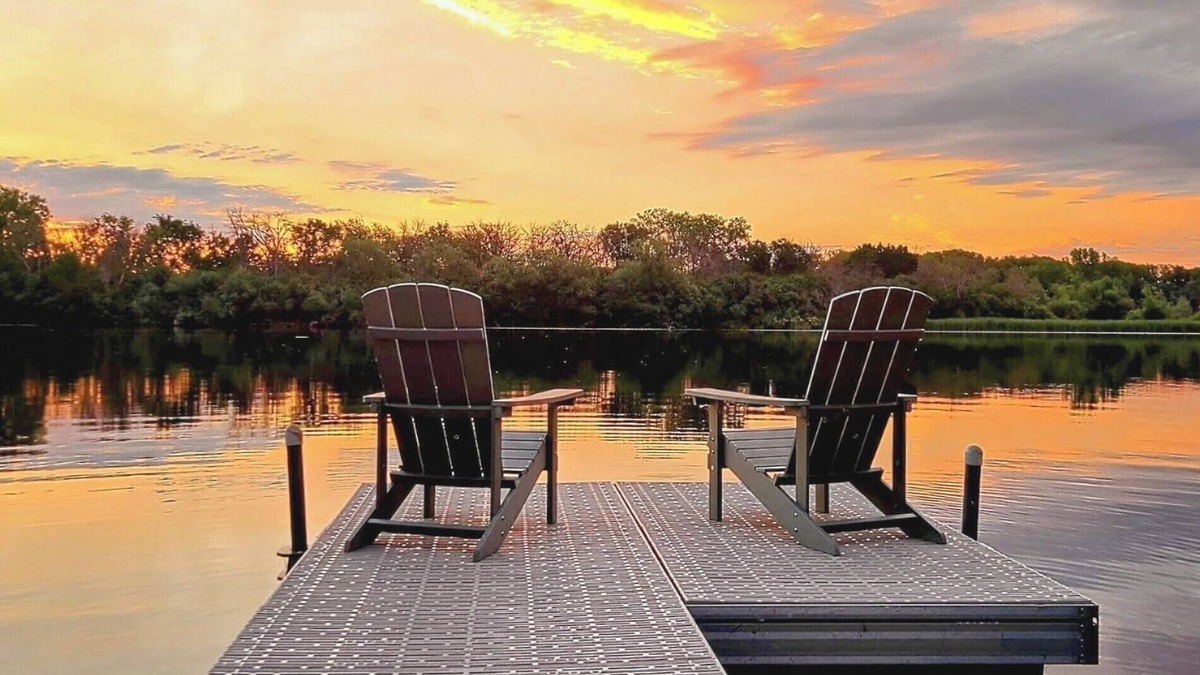 Plymouth Cottage | Charming 2B/1BA with Medicine Lake views, lake access, Coffee Bar & fast WiFi
