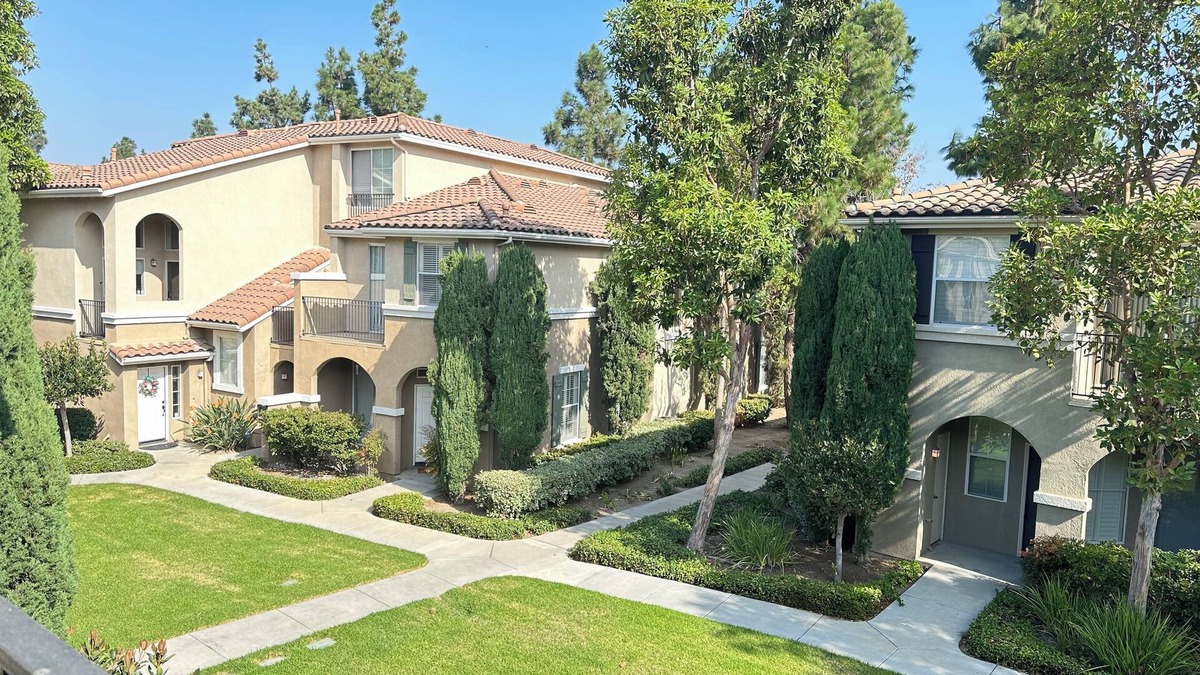 Oak Creek House | Charming 2B&3B townhome in Oak Creek Irvine